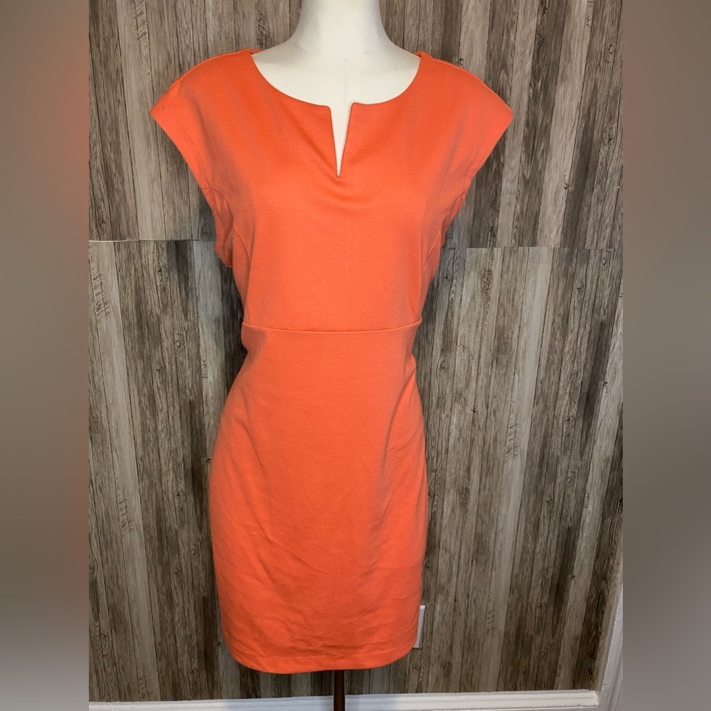 Attention coral dress round neck with V-cut sleeveless Size: L